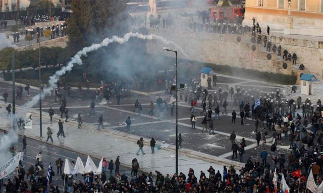 Grecia aprueba más recortes en medio de violentas protestas ante el parlamento