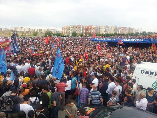 Se profundizan las protestas en Turquía: miles de trabajadores estatales ganan la calle
