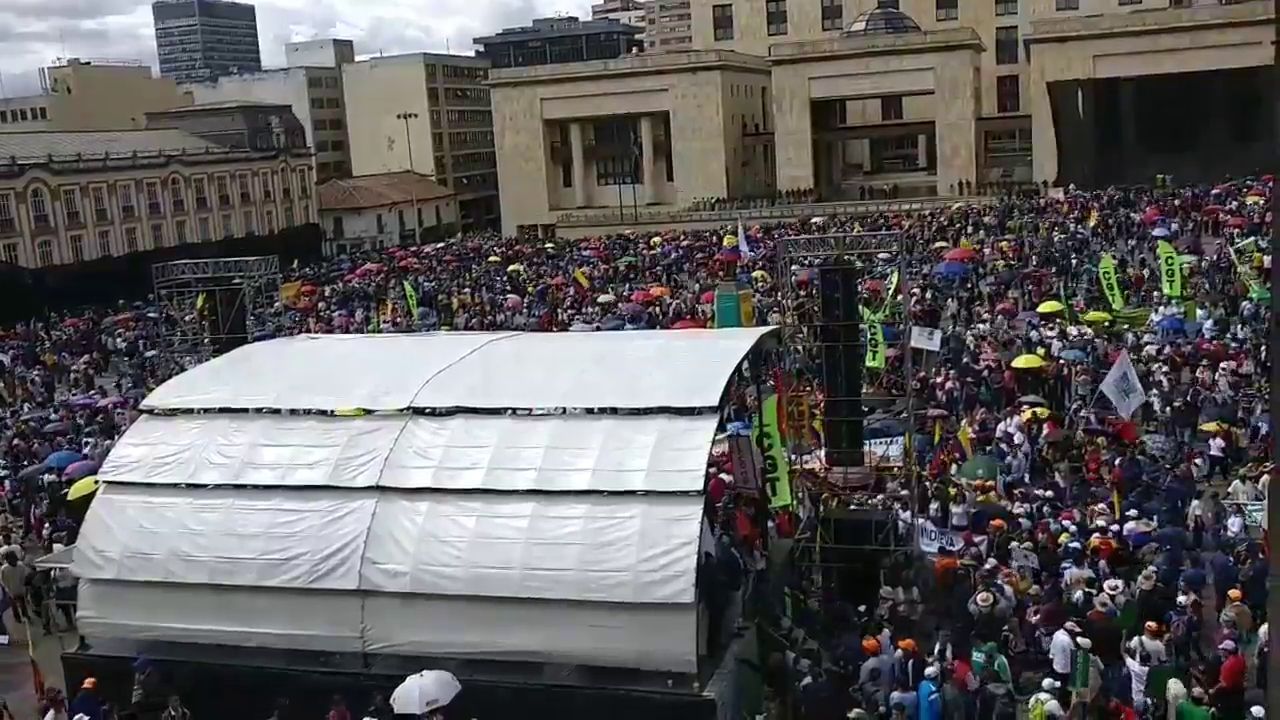 Estatales colombianos logran acuerdo salarial con el gobierno
