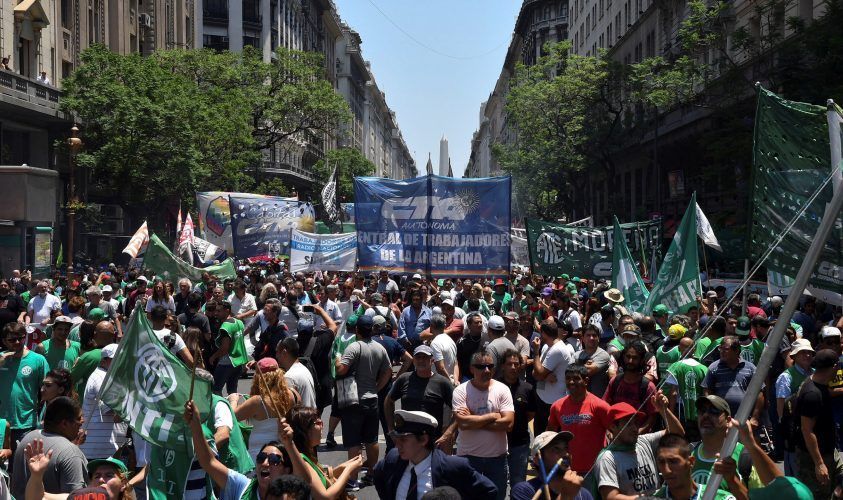 ATE y CTA-A marchan contra el ajuste y la entrega