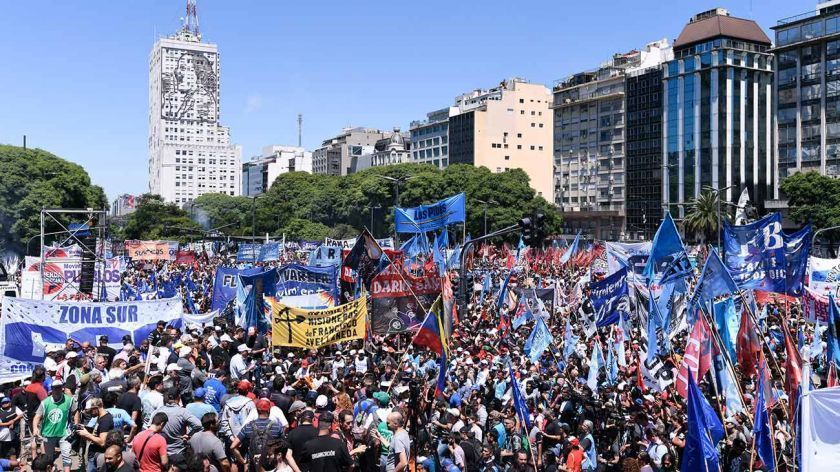 Multitudinaria marcha por la Emergencia Alimentaria en Argentina