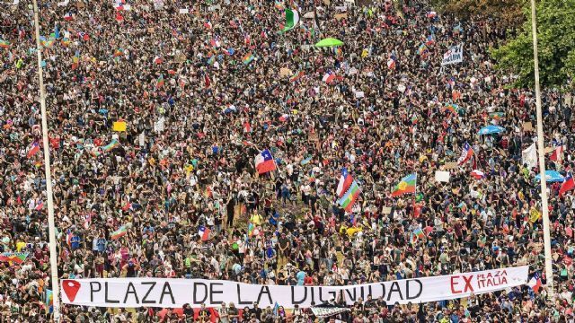 Huelga general y masiva marcha por una Nueva Constitución vía Asamblea Constituyente