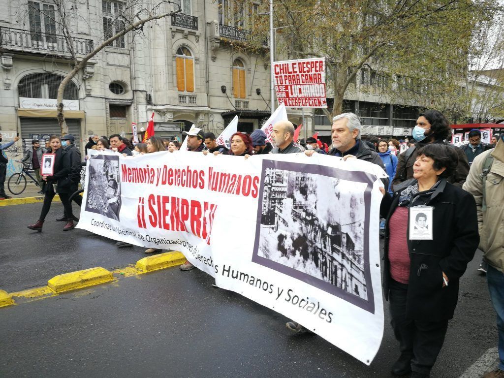Miles de personas marcharon a 49 años del golpe de Estado en Chile - Clate