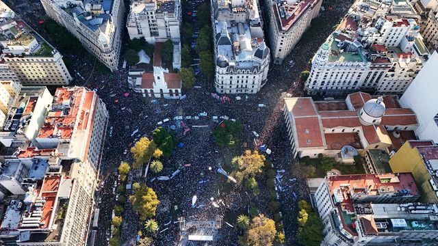 Histórica marcha en defensa de la educación pública en Argentina