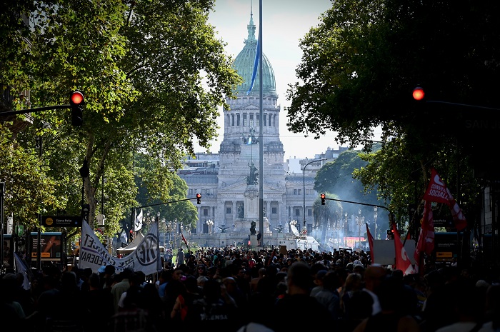 Masiva marcha en apoyo a los jubilados en Argentina