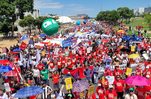 Multitudinaria marcha en Brasilia contra la Reforma Administrativa