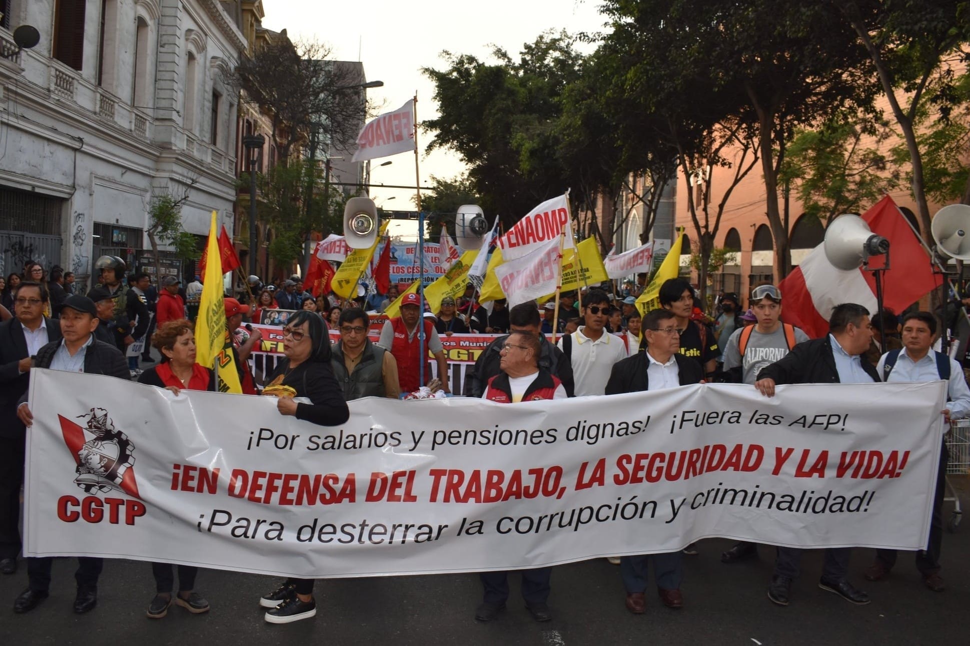Estatales peruanos se movilizaron y exigieron la derogatoria de las leyes pro-crimen