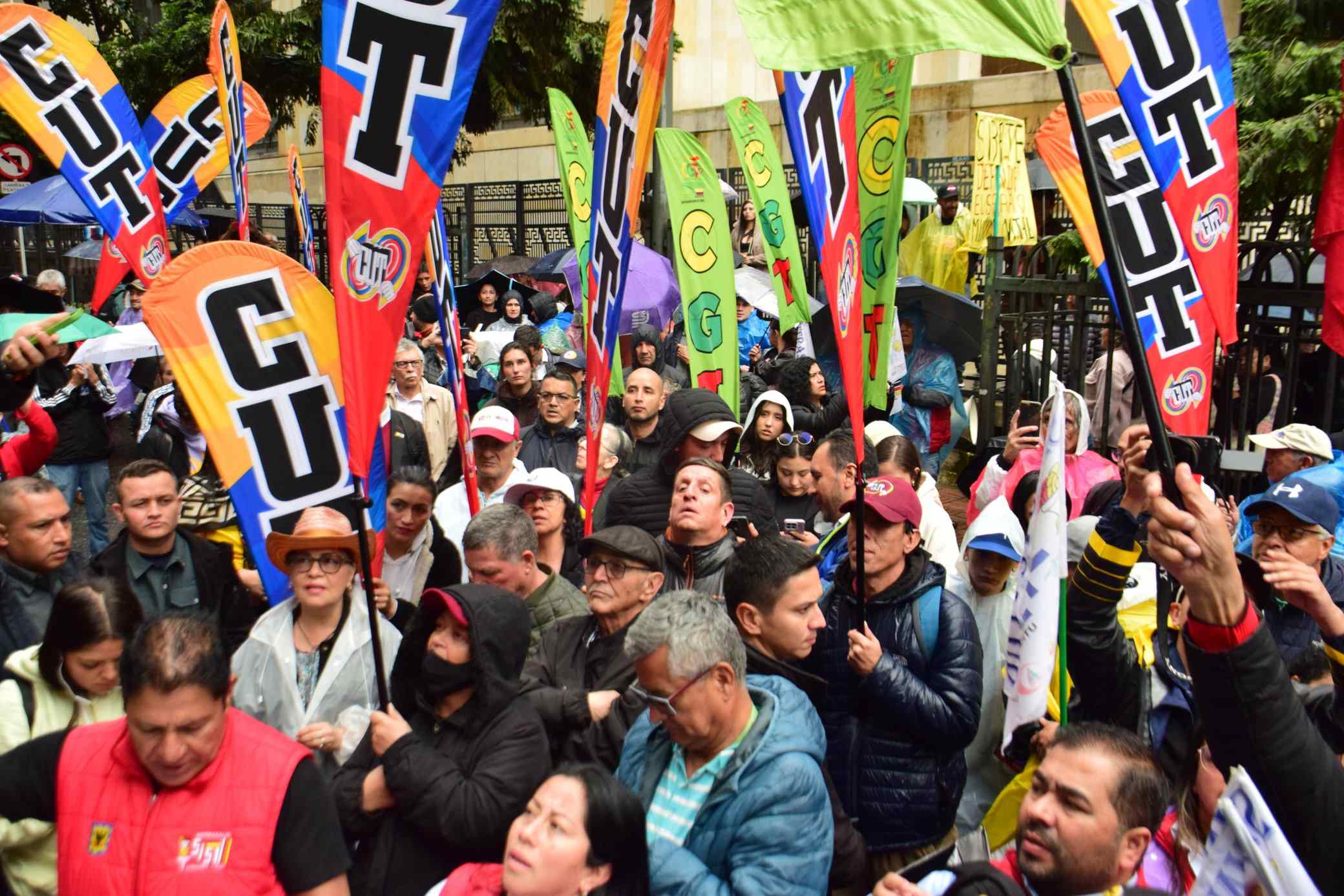 Servidores públicos colombianos se movilizaron en defensa del salario mínimo vital 