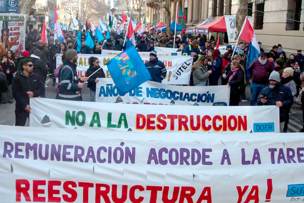Gran paro y movilización de  trabajadores de empresas públicas en Uruguay